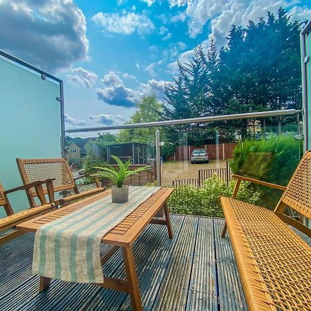 2 Bedroom City Centre Apartment In High Wycombe With Parking Exteriör bild
