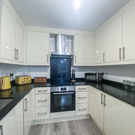 2 Bedroom City Centre Apartment In High Wycombe With Parking Exteriör bild