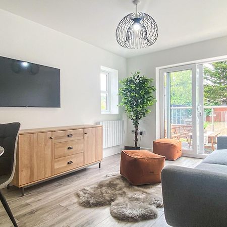 2 Bedroom City Centre Apartment In High Wycombe With Parking Exteriör bild
