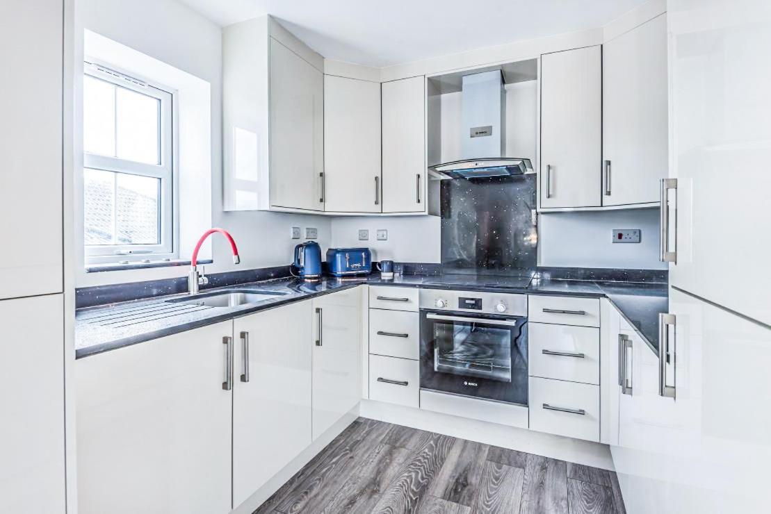2 Bedroom City Centre Apartment In High Wycombe With Parking Exteriör bild
