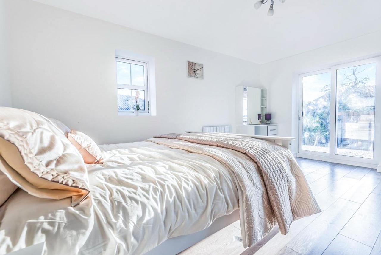2 Bedroom City Centre Apartment In High Wycombe With Parking Exteriör bild