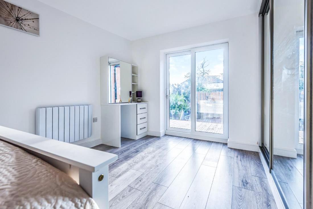 2 Bedroom City Centre Apartment In High Wycombe With Parking Exteriör bild