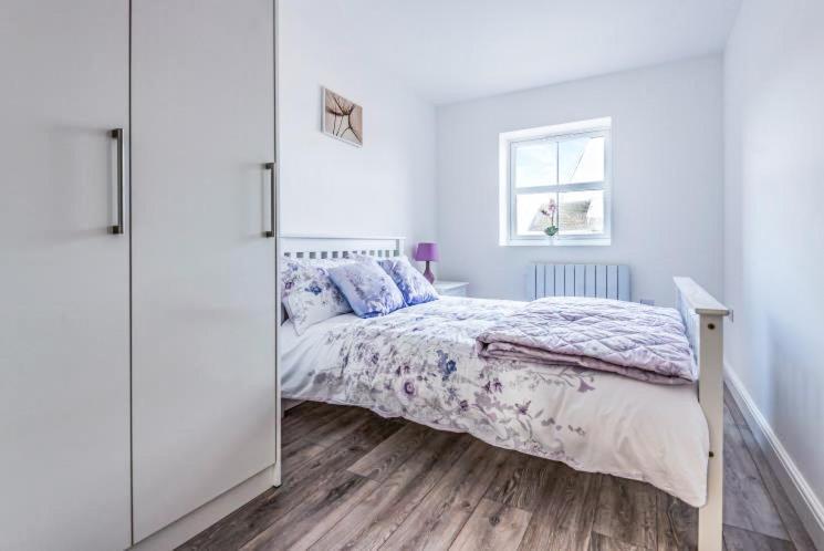 2 Bedroom City Centre Apartment In High Wycombe With Parking Exteriör bild