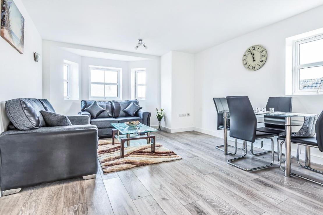2 Bedroom City Centre Apartment In High Wycombe With Parking Exteriör bild