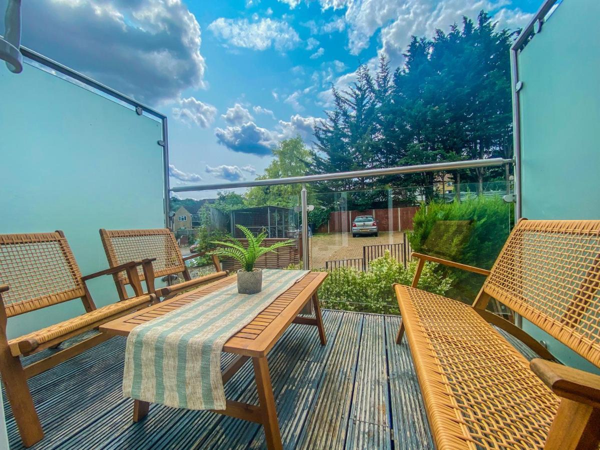 2 Bedroom City Centre Apartment In High Wycombe With Parking Exteriör bild