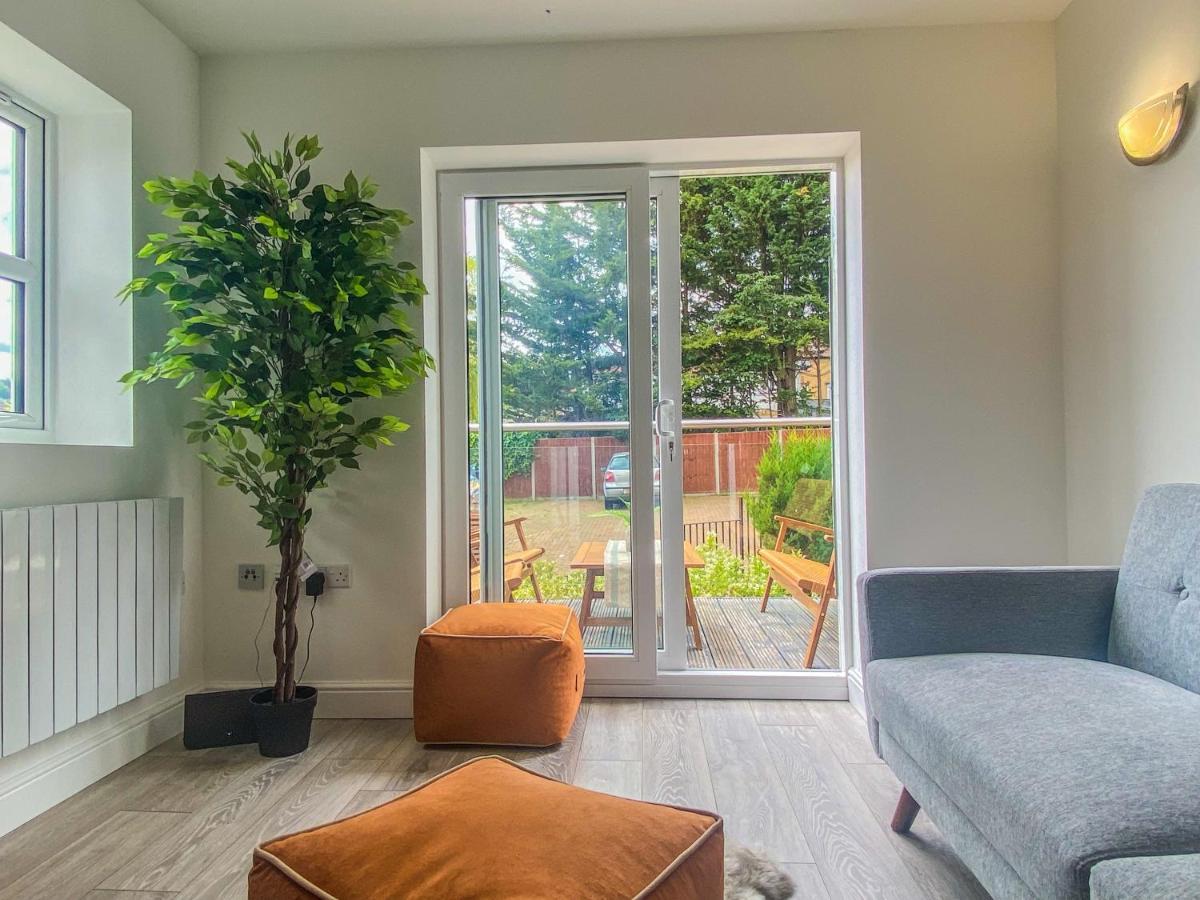 2 Bedroom City Centre Apartment In High Wycombe With Parking Exteriör bild