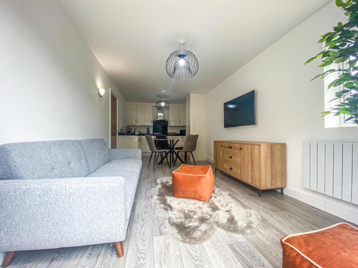 2 Bedroom City Centre Apartment In High Wycombe With Parking Exteriör bild
