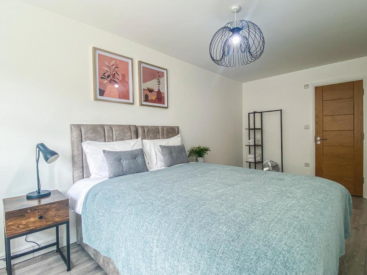 2 Bedroom City Centre Apartment In High Wycombe With Parking Exteriör bild