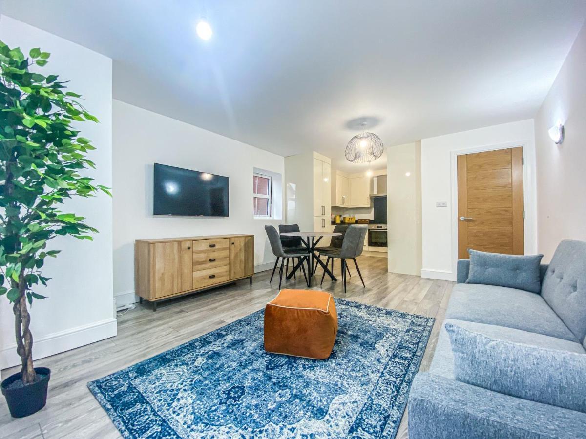2 Bedroom City Centre Apartment In High Wycombe With Parking Exteriör bild