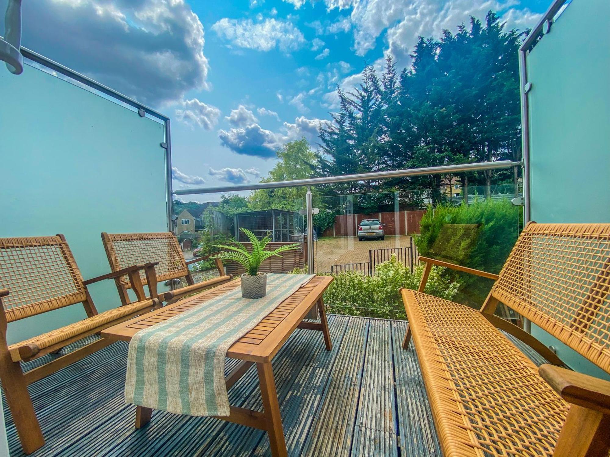 2 Bedroom City Centre Apartment In High Wycombe With Parking Exteriör bild