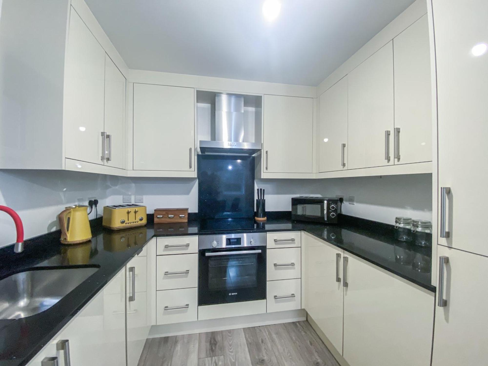 2 Bedroom City Centre Apartment In High Wycombe With Parking Exteriör bild