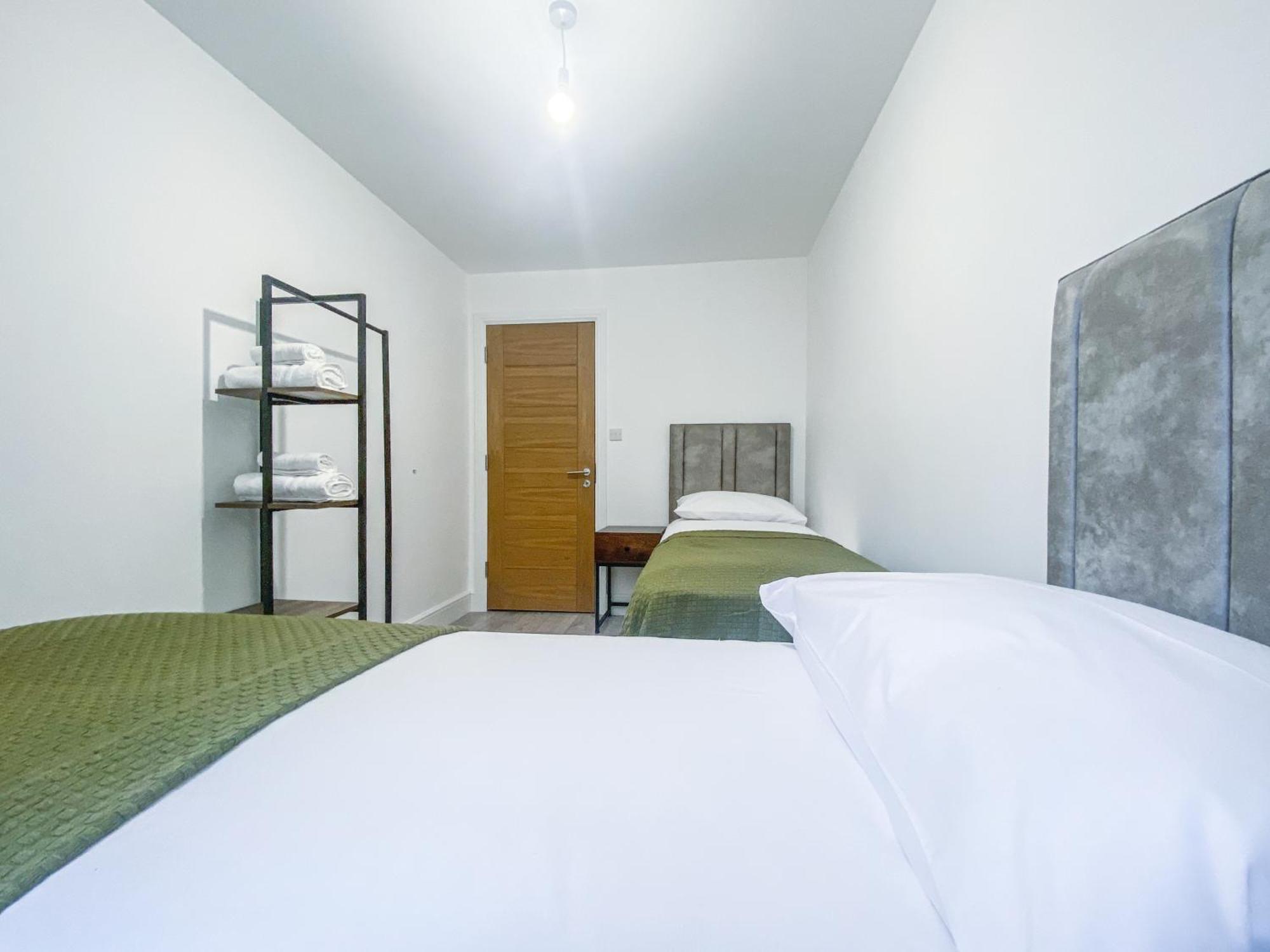 2 Bedroom City Centre Apartment In High Wycombe With Parking Exteriör bild