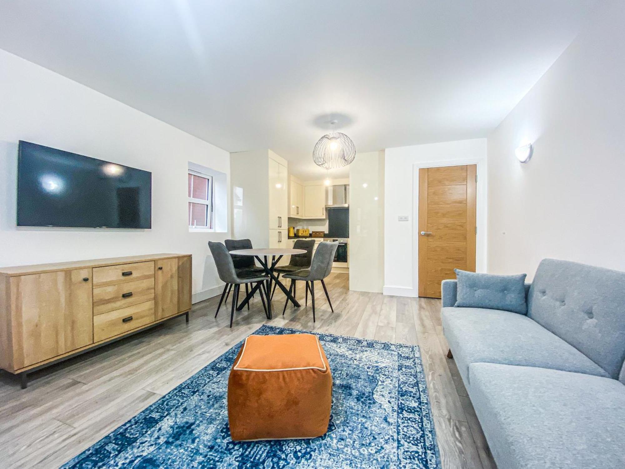 2 Bedroom City Centre Apartment In High Wycombe With Parking Exteriör bild