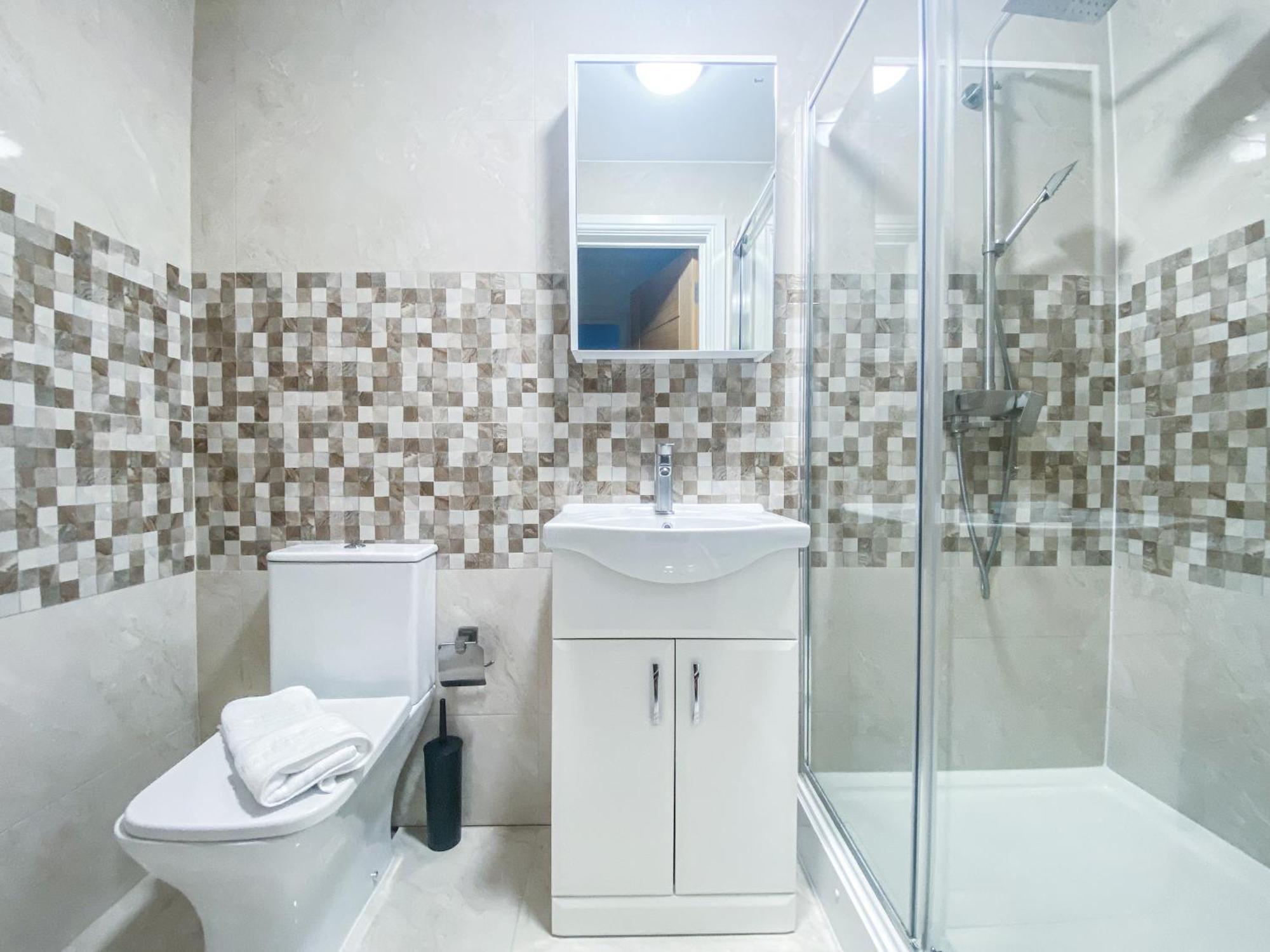 2 Bedroom City Centre Apartment In High Wycombe With Parking Exteriör bild