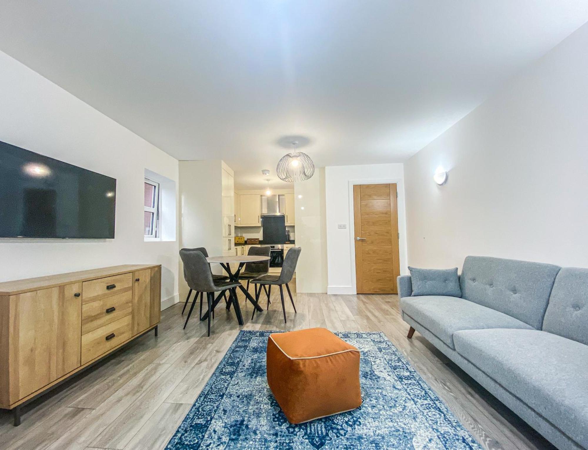 2 Bedroom City Centre Apartment In High Wycombe With Parking Exteriör bild