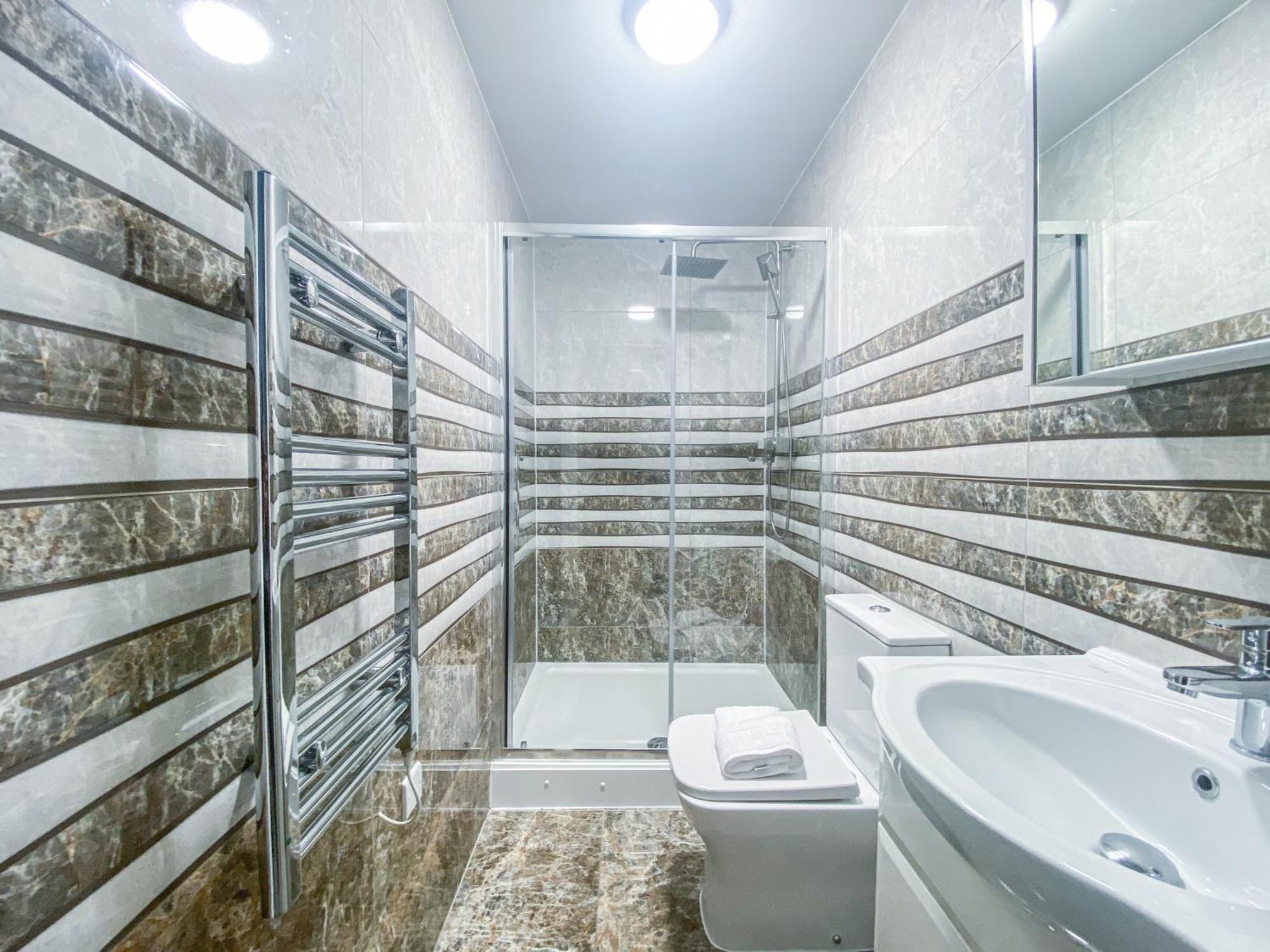 2 Bedroom City Centre Apartment In High Wycombe With Parking Exteriör bild