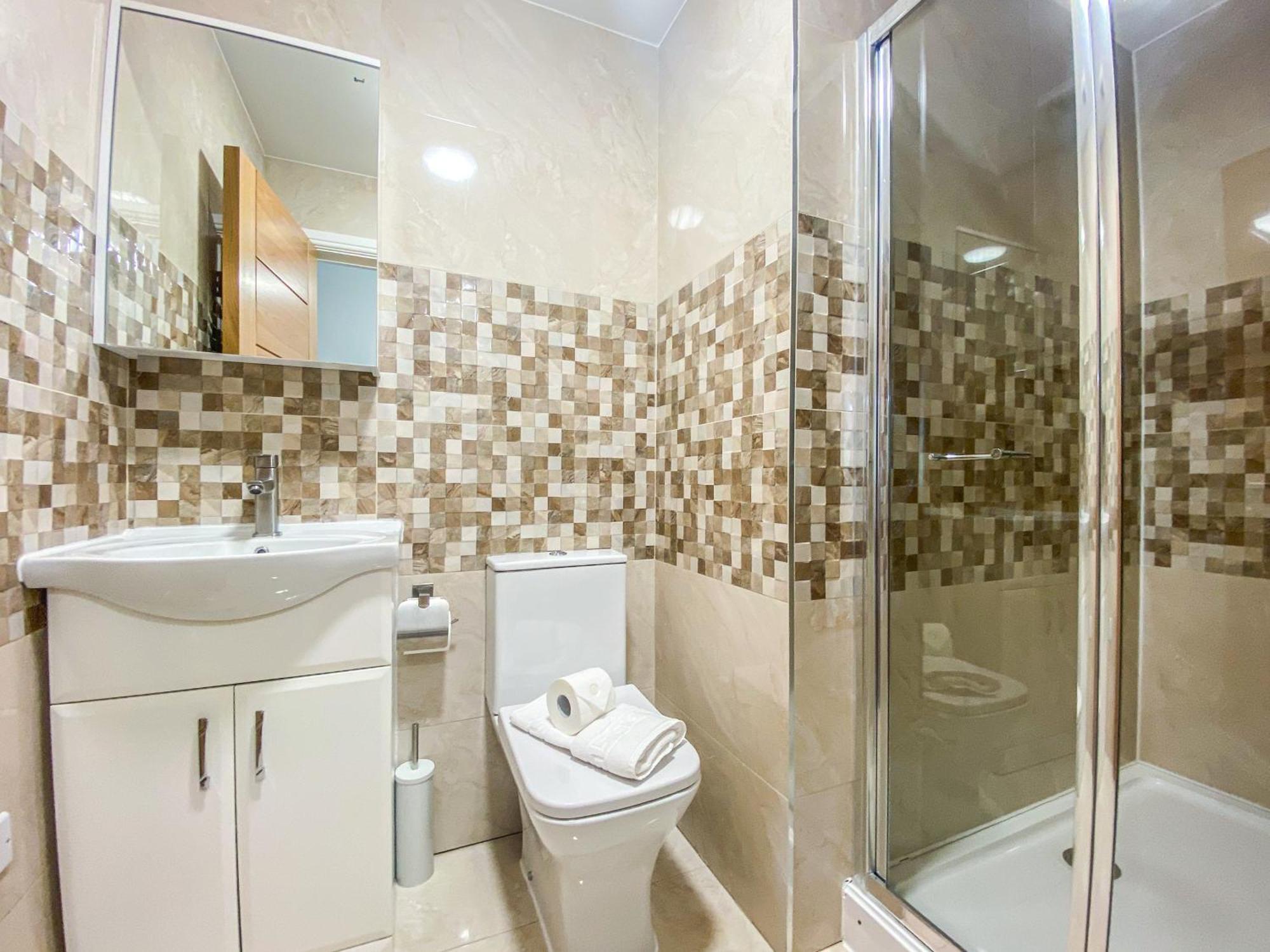 2 Bedroom City Centre Apartment In High Wycombe With Parking Exteriör bild