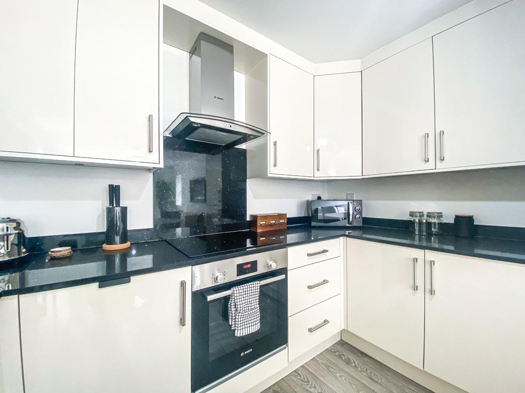 2 Bedroom City Centre Apartment In High Wycombe With Parking Exteriör bild