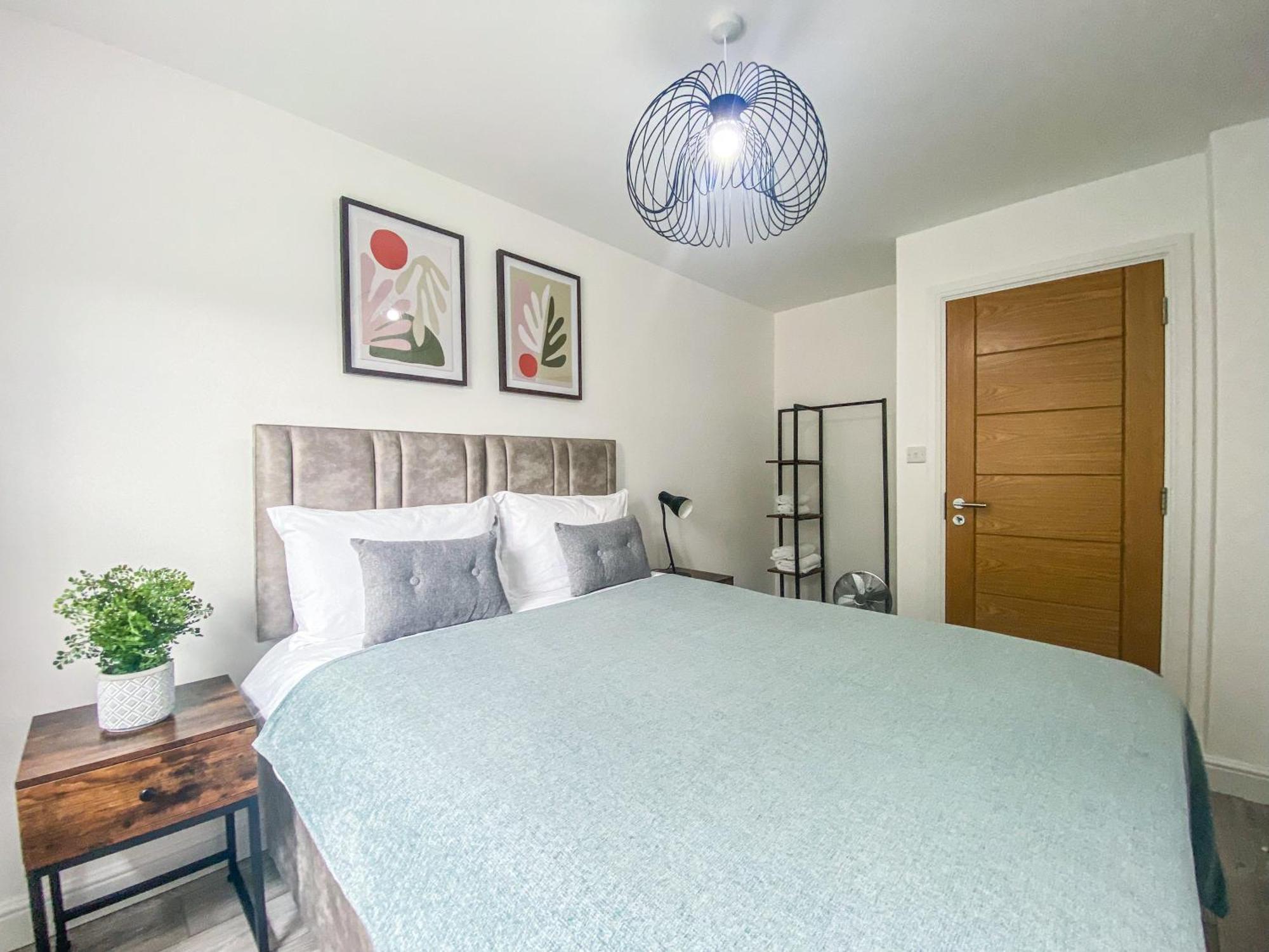 2 Bedroom City Centre Apartment In High Wycombe With Parking Exteriör bild