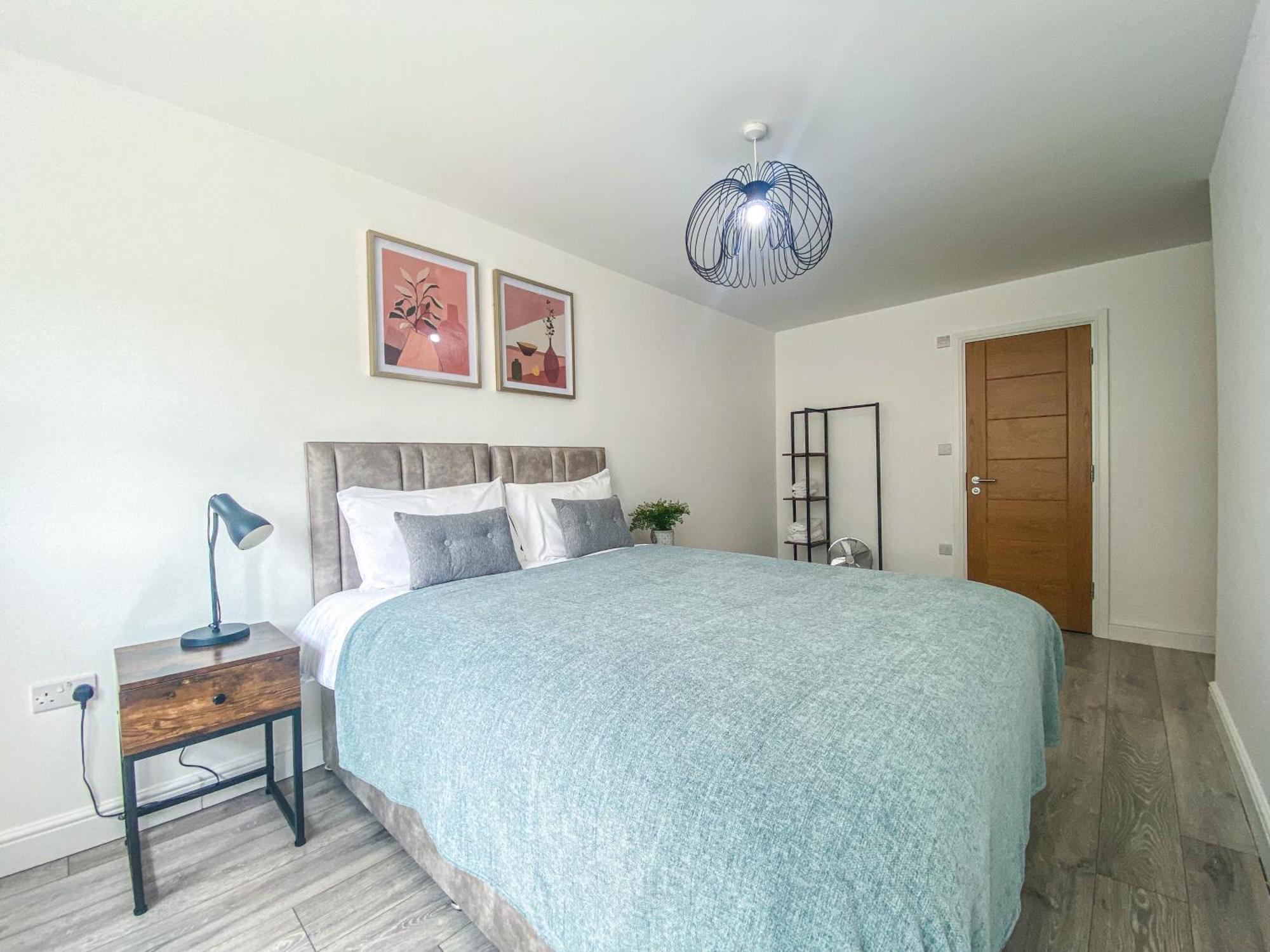 2 Bedroom City Centre Apartment In High Wycombe With Parking Exteriör bild