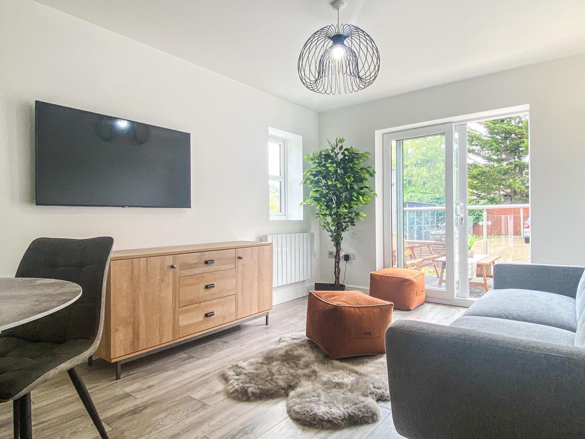 2 Bedroom City Centre Apartment In High Wycombe With Parking Exteriör bild