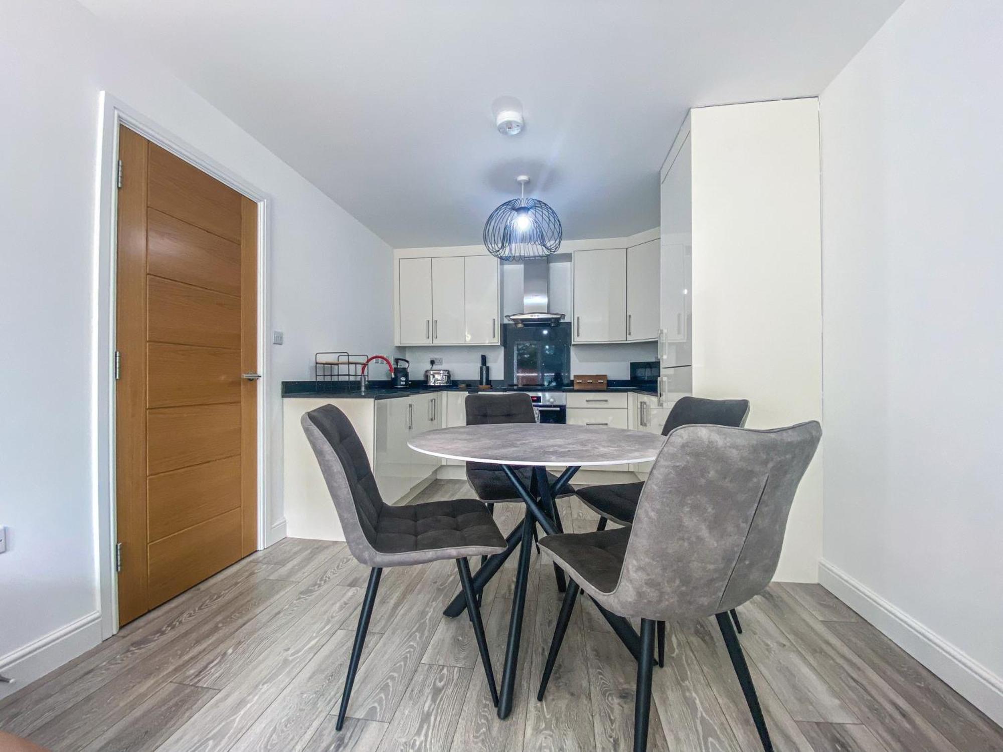 2 Bedroom City Centre Apartment In High Wycombe With Parking Exteriör bild