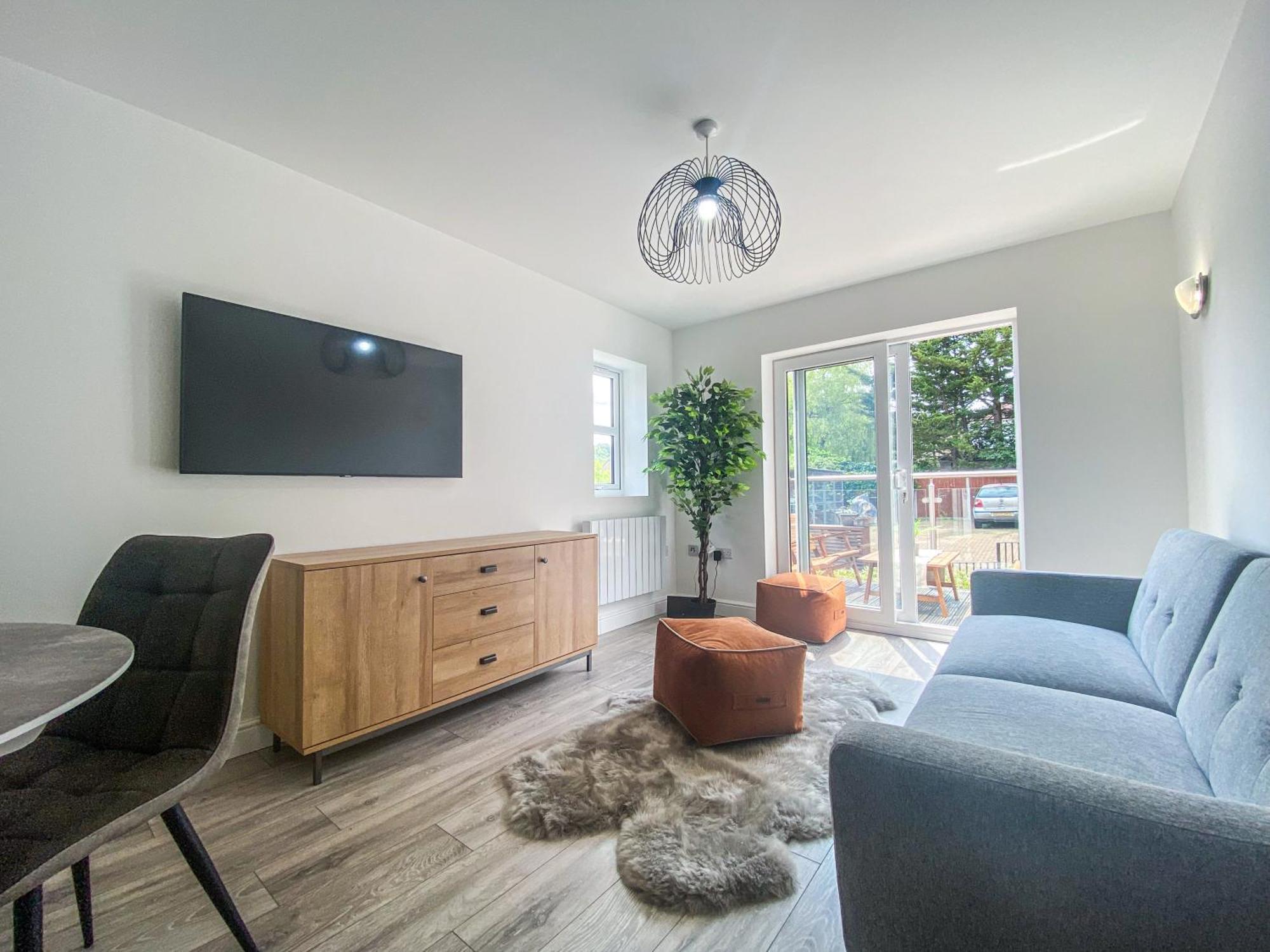 2 Bedroom City Centre Apartment In High Wycombe With Parking Exteriör bild