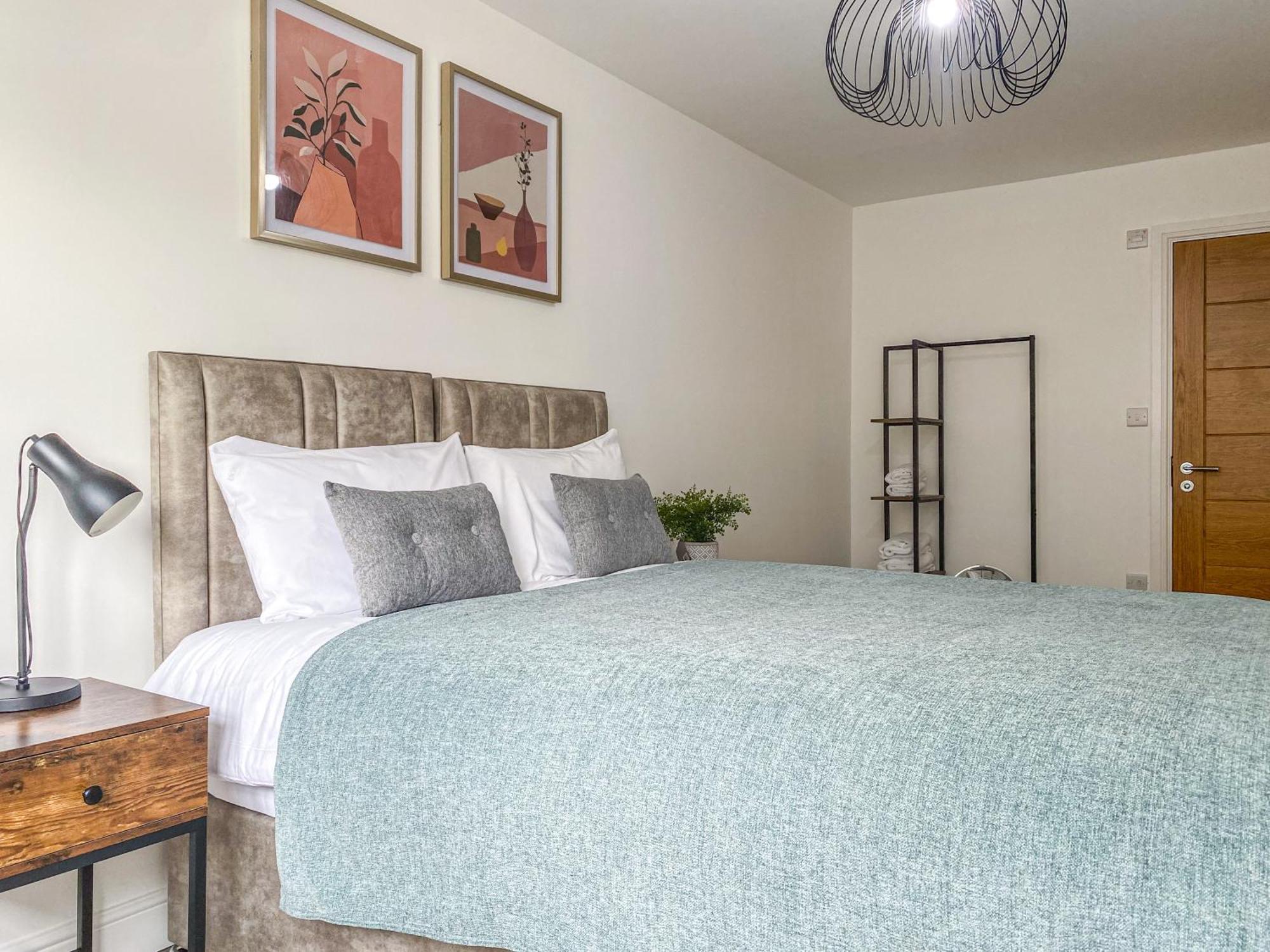 2 Bedroom City Centre Apartment In High Wycombe With Parking Exteriör bild