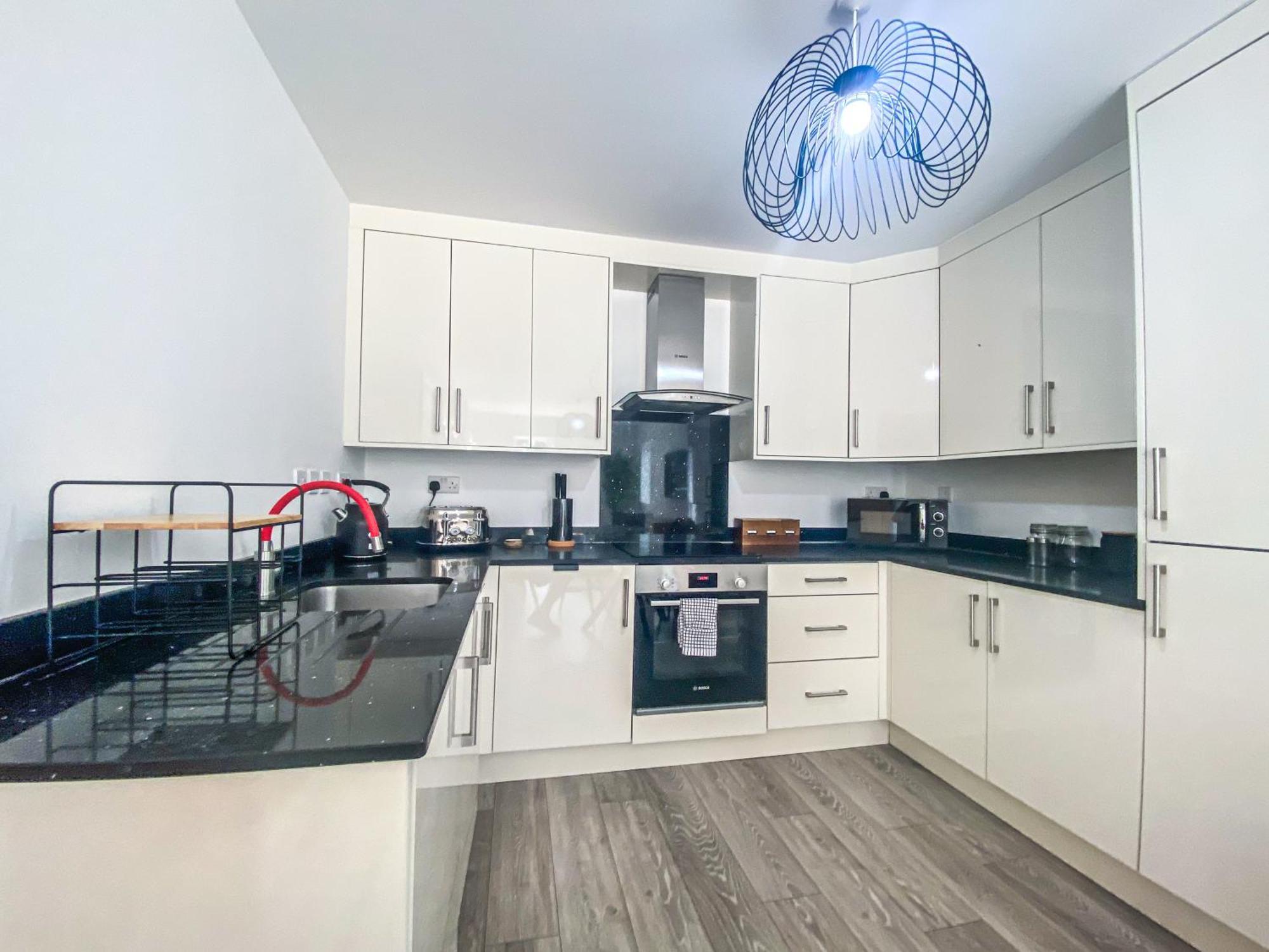 2 Bedroom City Centre Apartment In High Wycombe With Parking Exteriör bild