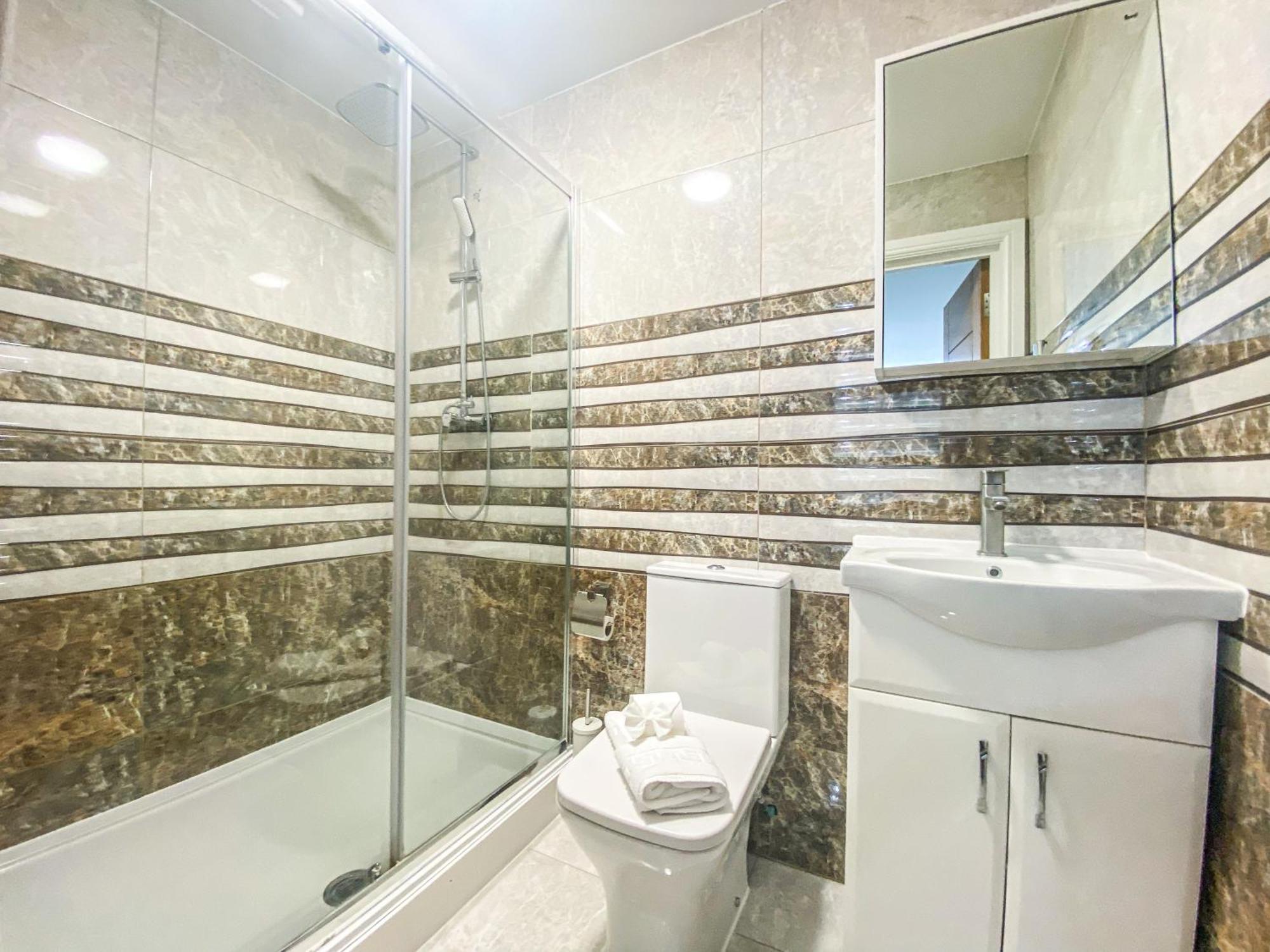 2 Bedroom City Centre Apartment In High Wycombe With Parking Exteriör bild