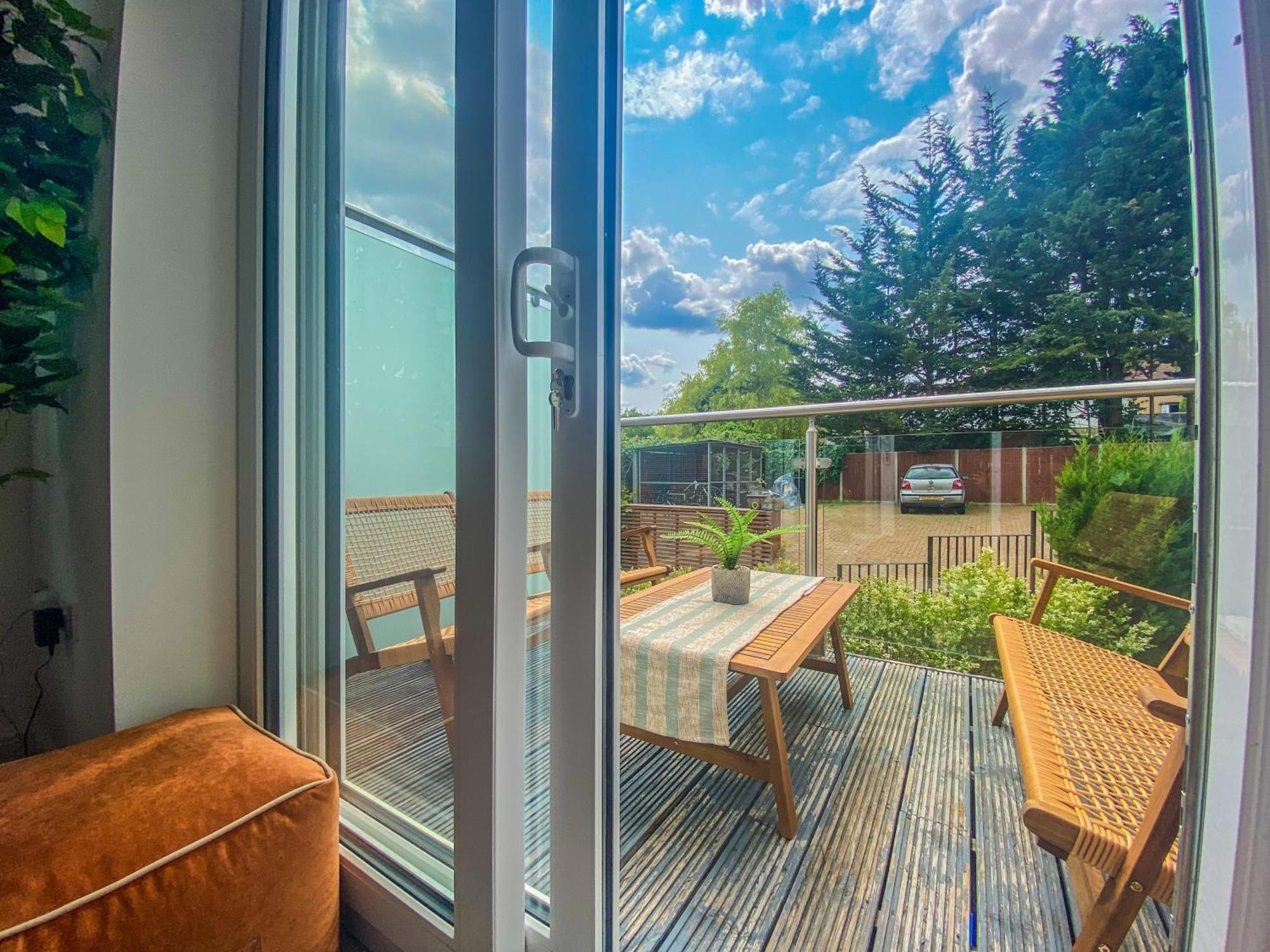 2 Bedroom City Centre Apartment In High Wycombe With Parking Exteriör bild